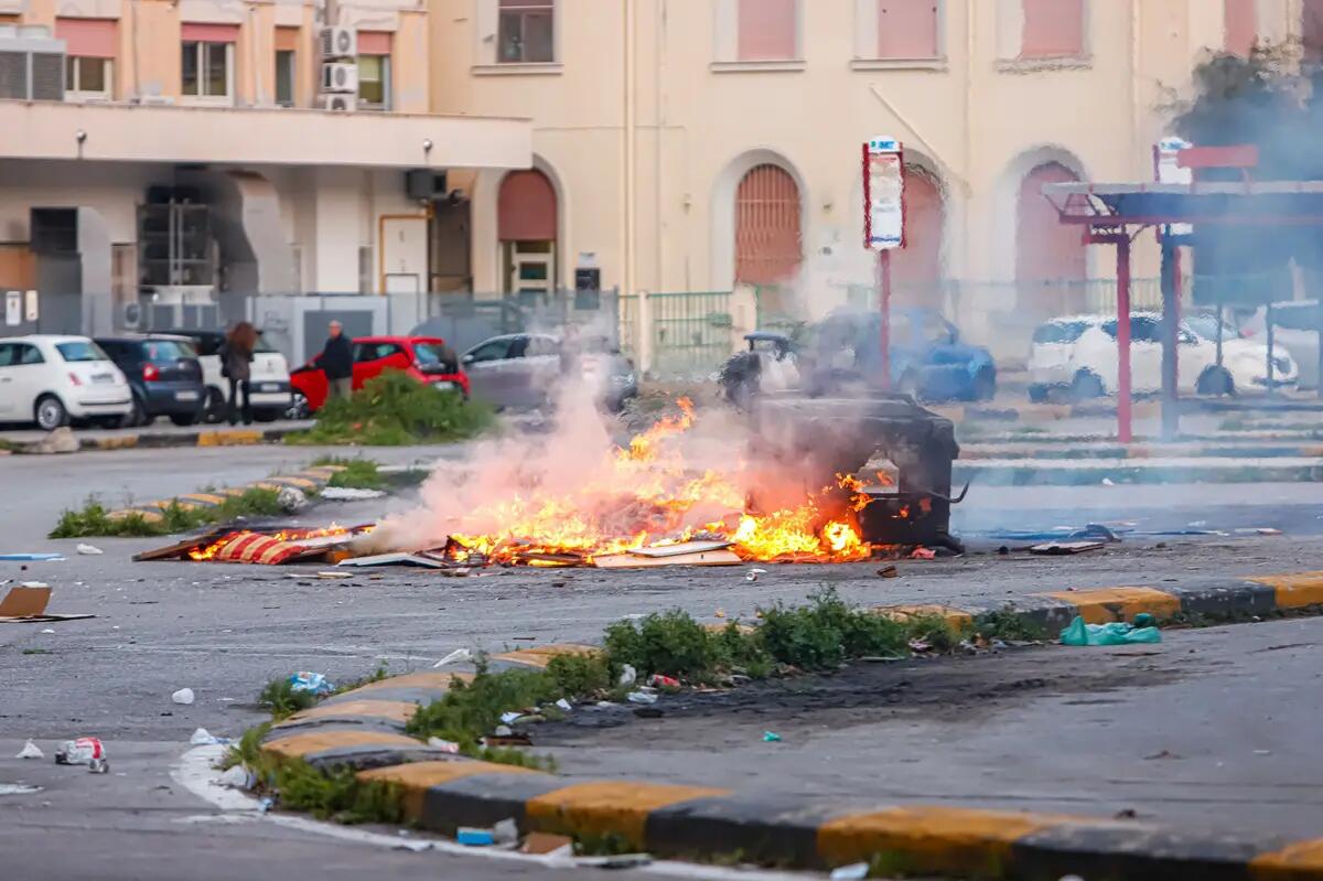 Notte di fuoco a Palermo per le “vampe” di San Giuseppe, in fiamme anche cassonetti e auto - 