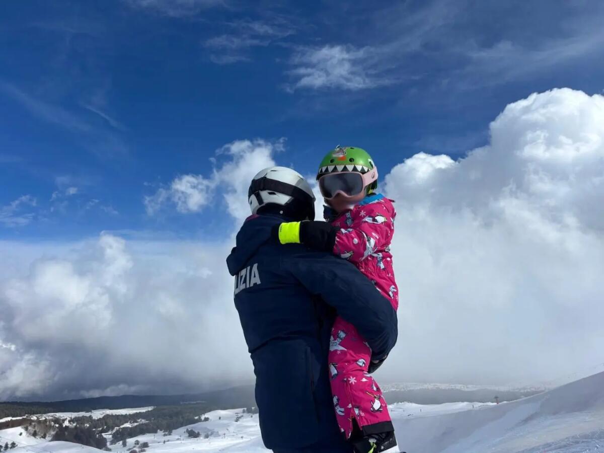 Bloccata sulla neve insieme ai genitori sull’Etna, bimba di 9 aiutata dai poliziotti - 