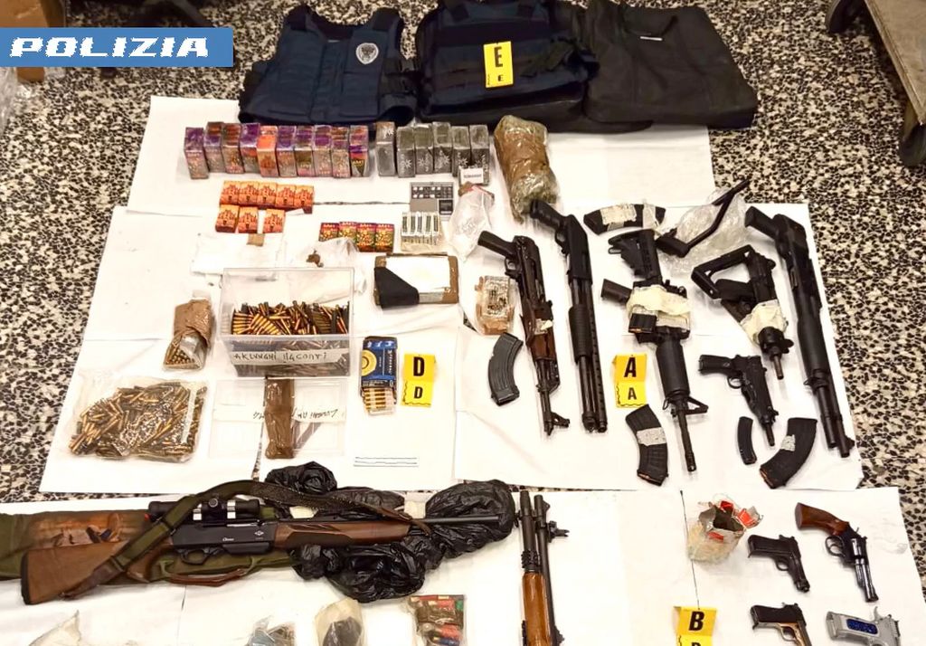 Sequestrati a 49enne di Torino 12 kg di droga e arsenale - 