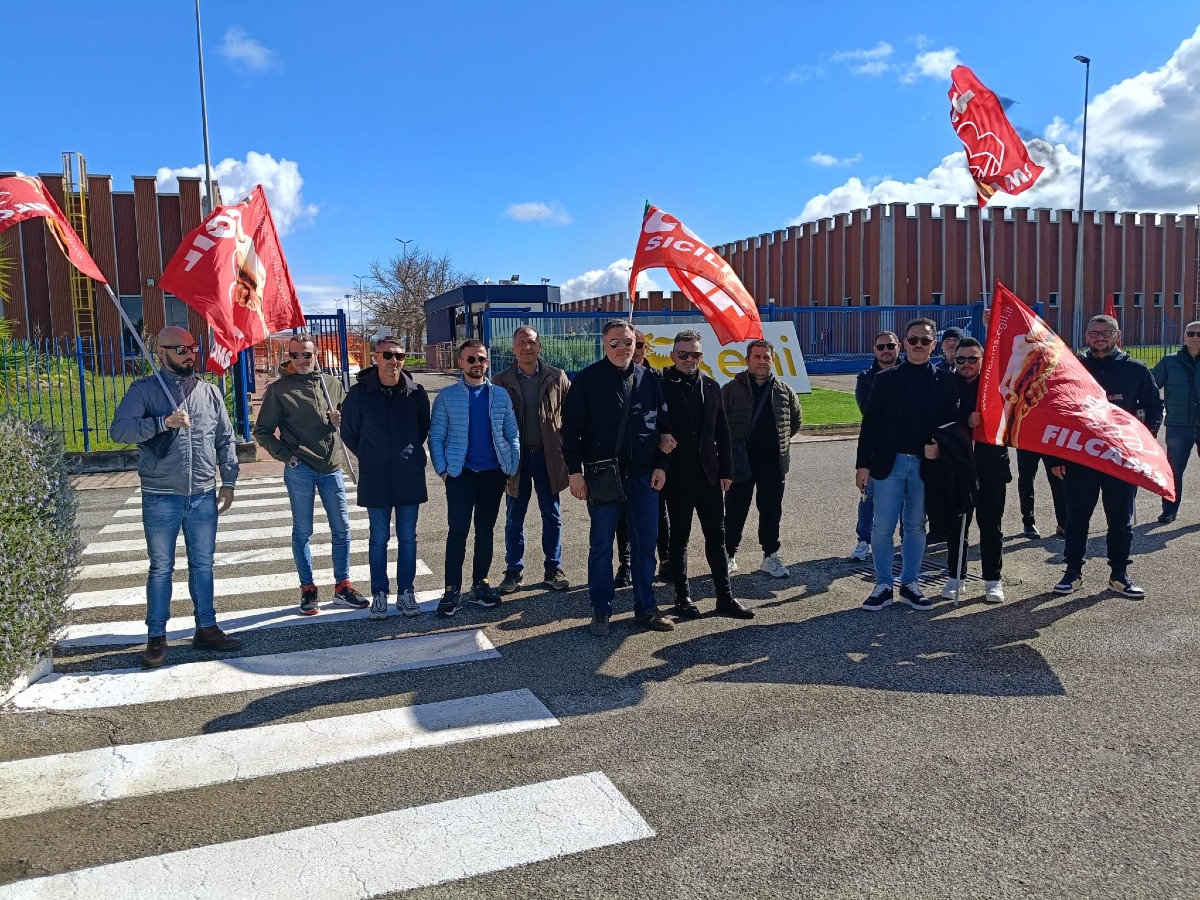 Vigilanza nei siti Eni, "contratti non rinnovati": sit-in dei lavoratori  - Il sit-in davanti al sito Enimed 