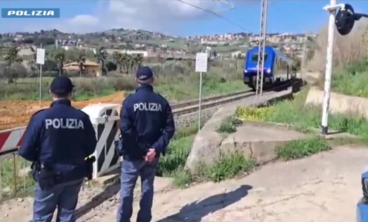 Materiale sui binari durante il passaggio di un treno, segnalati due minori  - 