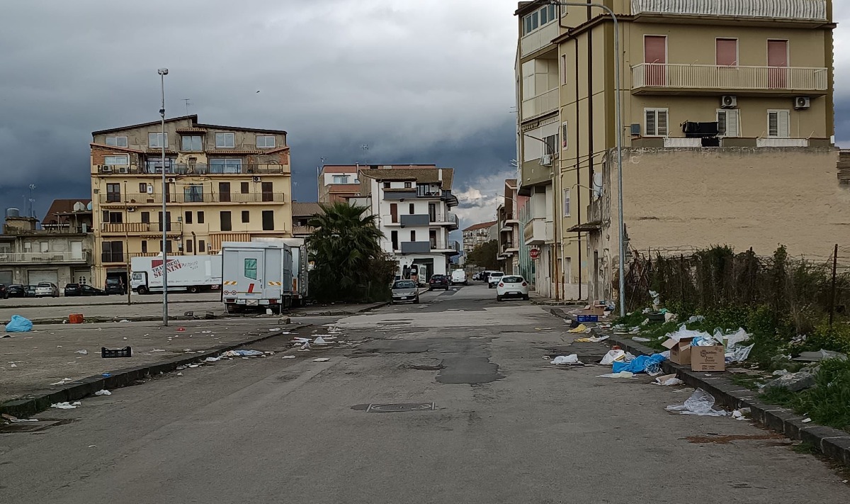 Rifiuti ovunque dopo le giornate del mercato rionale, "situazione non più sostenibile" - 