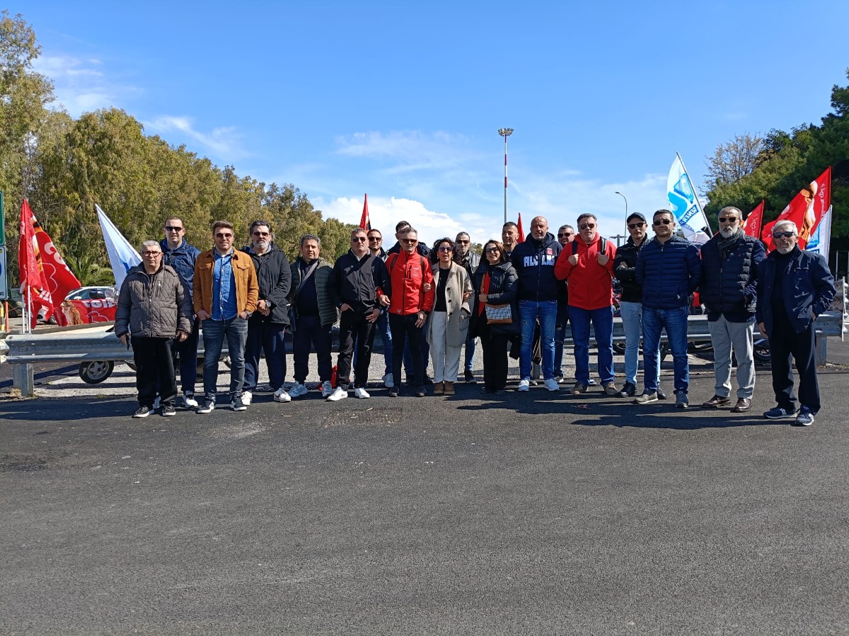 Lavoratori società vigilanza, continua protesta: sit-in alla bioraffineria  - 