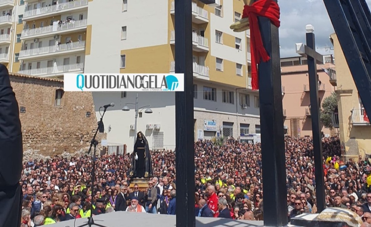 Migliaia al calvario nel venerdì santo, Di Stefano: "Questa città non ricadrà nel baratro" - 