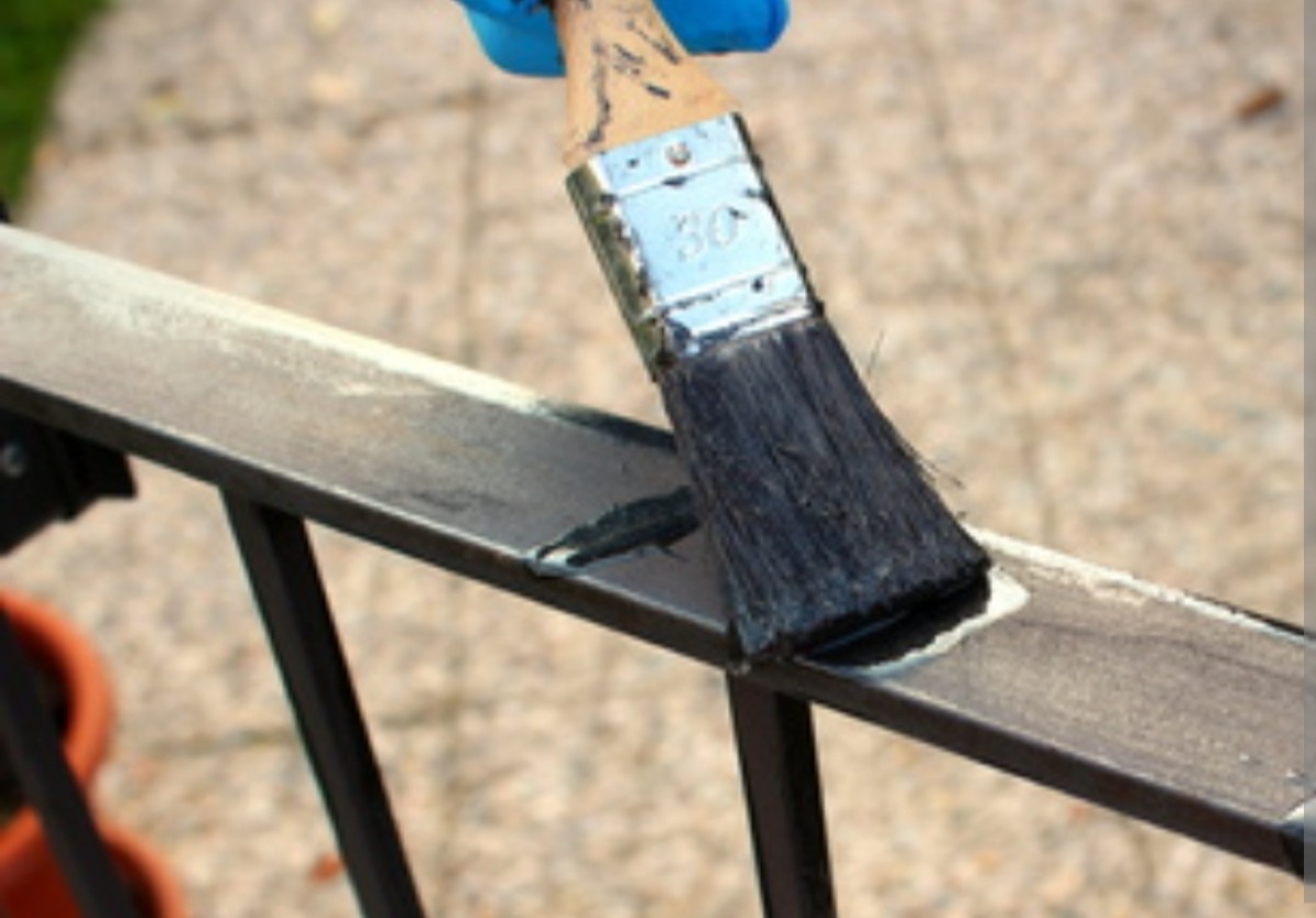 Volontari in campo per tinteggiare ringhiere e passamani - 