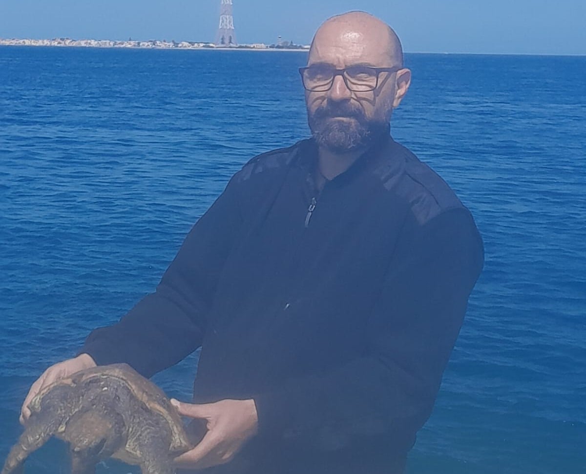 Carabiniere soccorre e salva una tartaruga caretta caretta