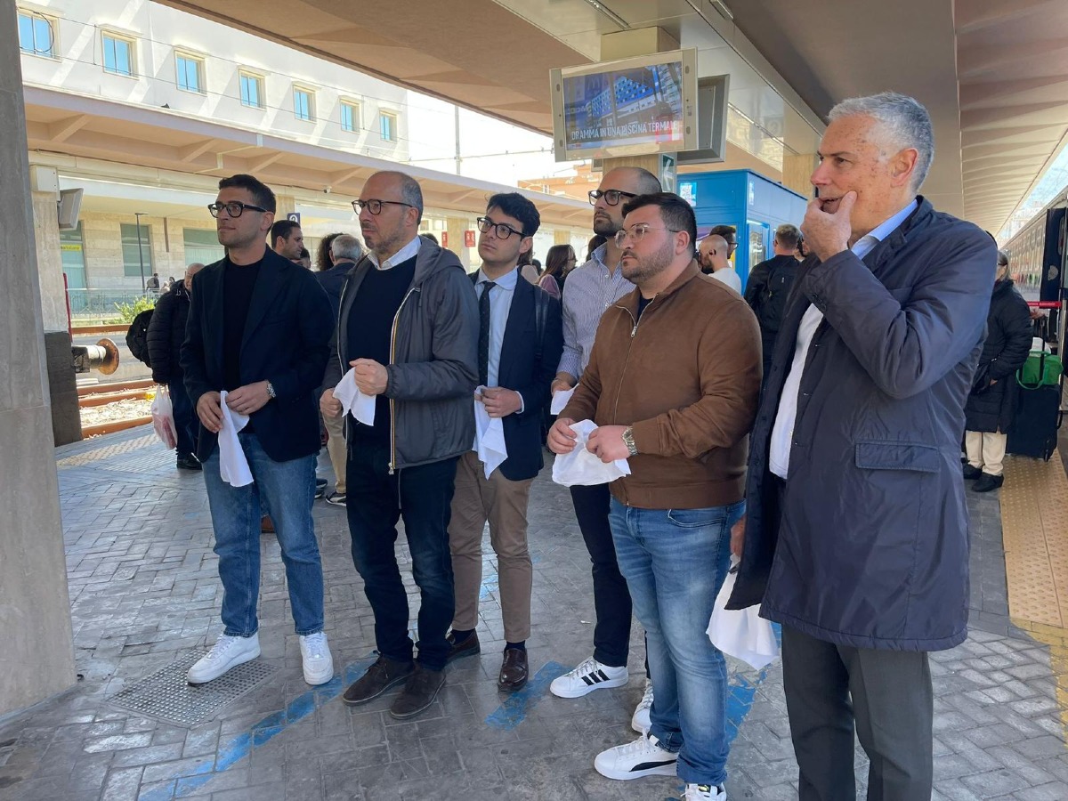 Sicilia Express, Iv-Casa riformista con la "fazzolettata": "Governo regionale ha fallito ancora" - 