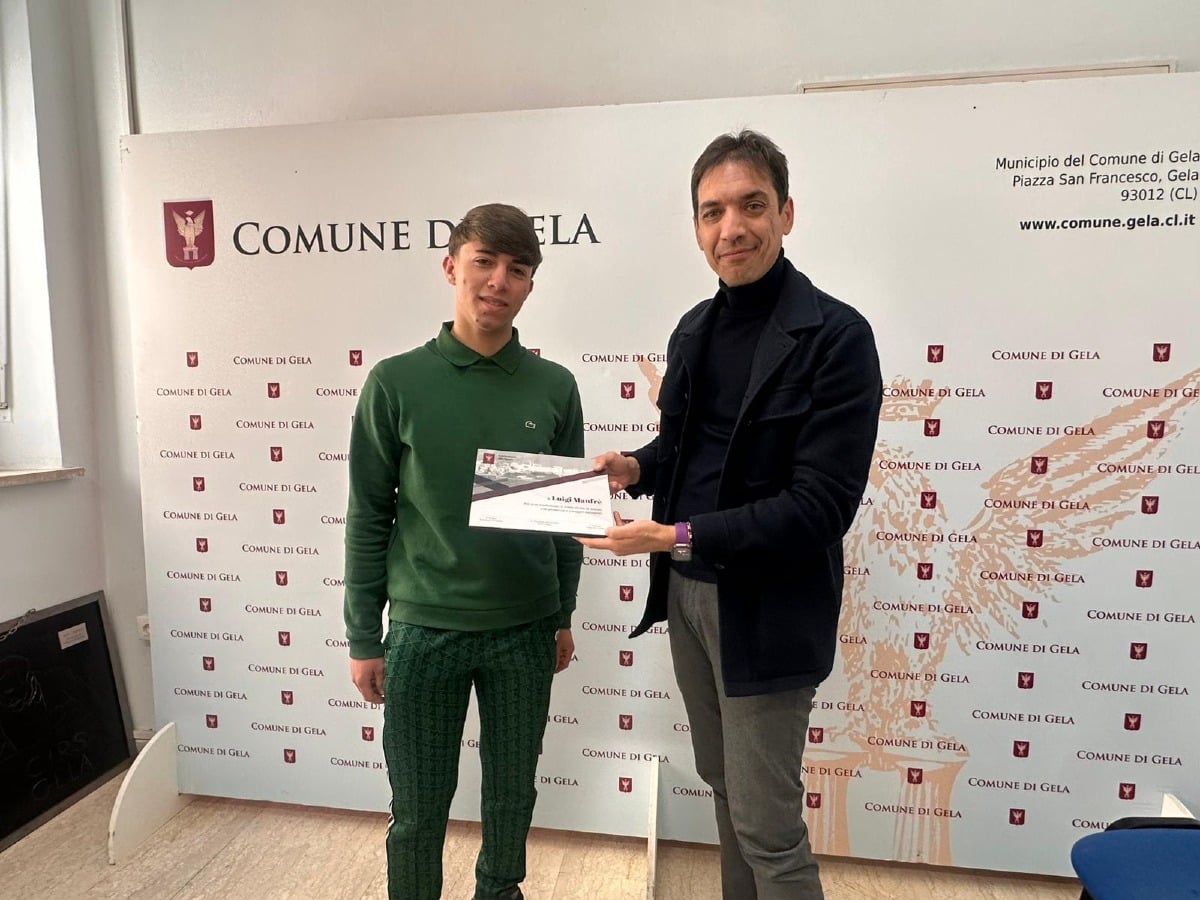 Premiato in comune il bagnino eroe: salvò una ragazza dal soffocamento - 