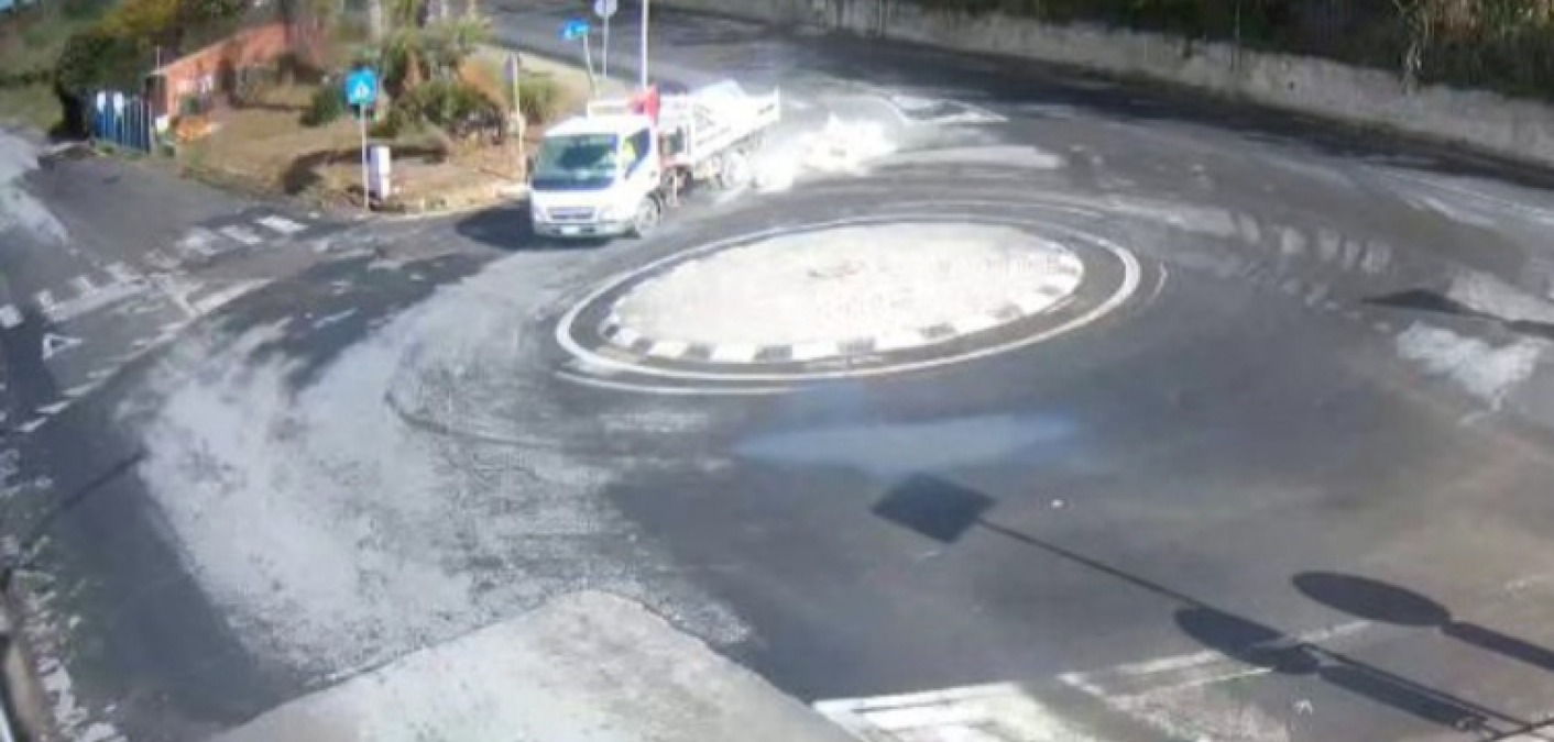 Dal mezzo disperso materiale in strada, responsabile individuato e sanzionato  - 