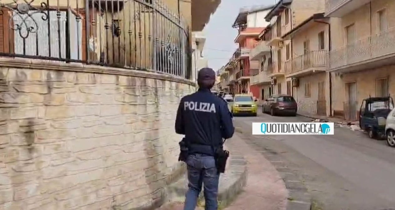 Minacce e l'incendio nell'abitazione di Di Dio, già chiara l'identità di chi ha colpito  - Agenti di polizia nei pressi dell'abitazione dell'assessore Di Dio