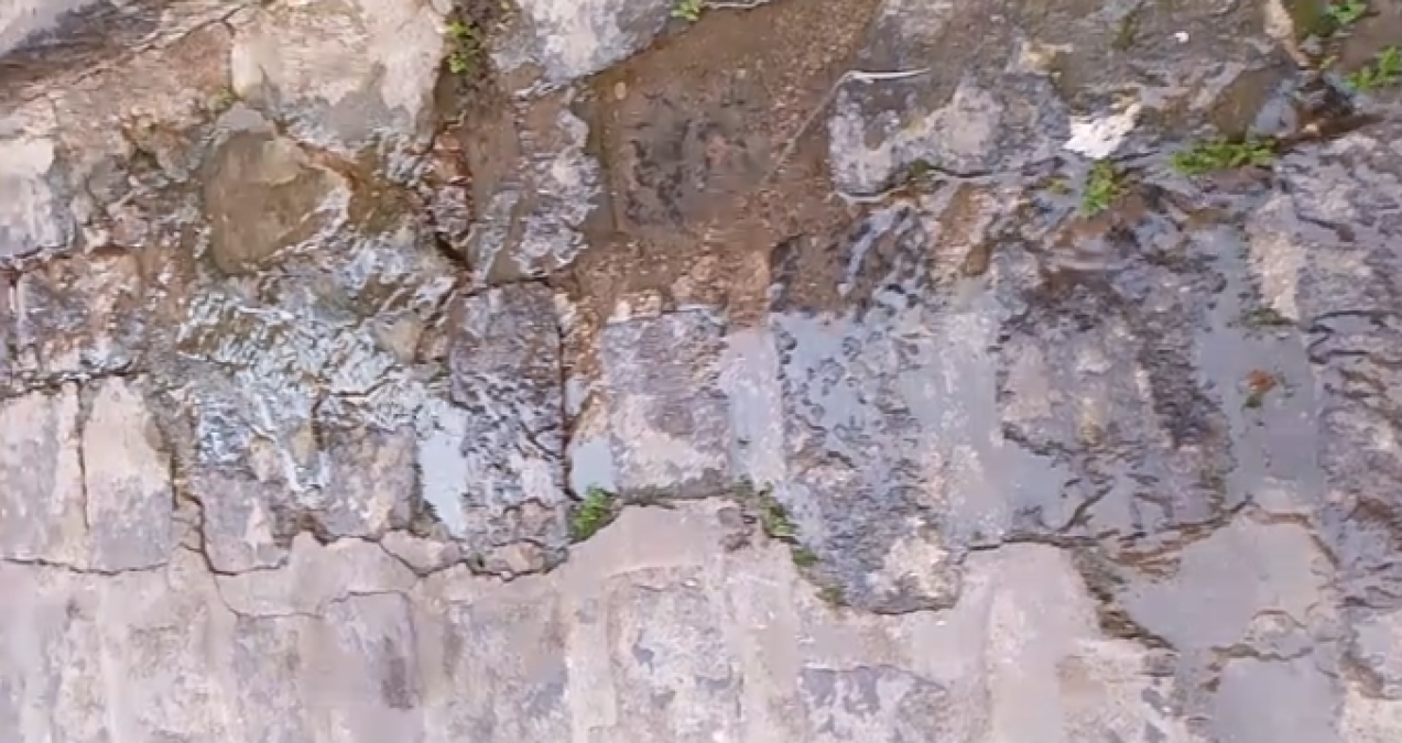 Perdite d’acqua in via Quintino Sella: timori per la stabilità delle abitazioni - 