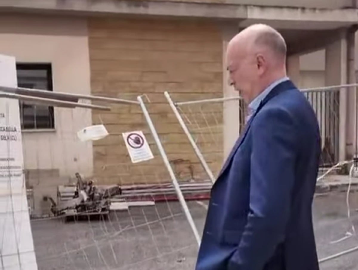 Casa comunità cantiere infinito, Lorefice: "Inaccettabile e in chirurgia solo due medici su dodici" - Lorefice durante il sopralluogo in ospedale 