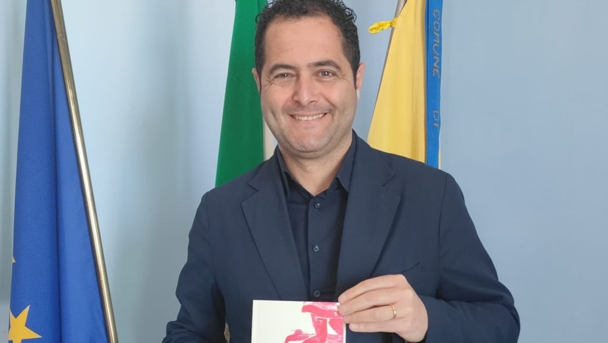 La prima copia del romanzo in greco di Silvana Grasso donata al Sindaco - 