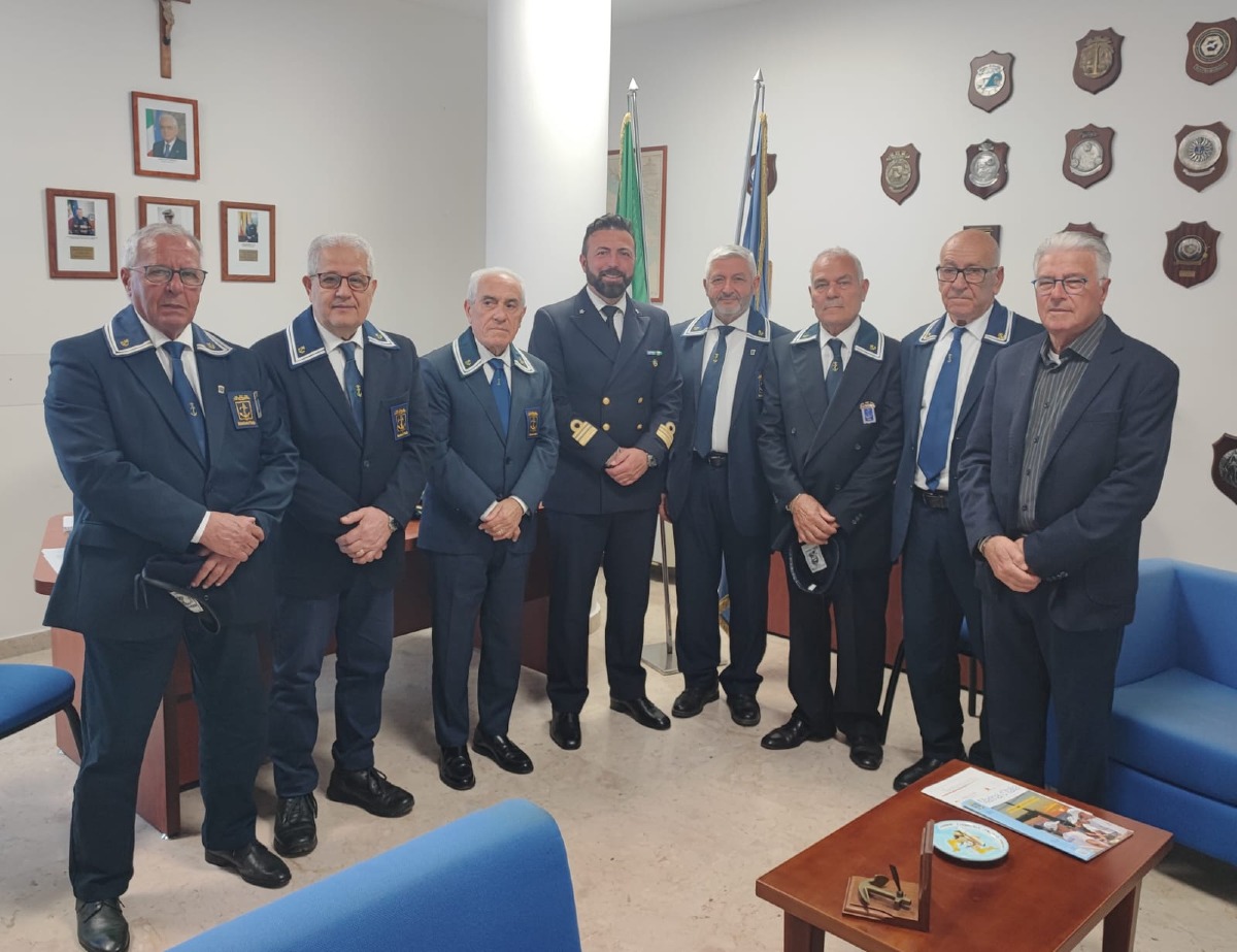 I Marinai d'Italia ricevuti alla capitaneria di porto, incontro con il comandante Curci - 