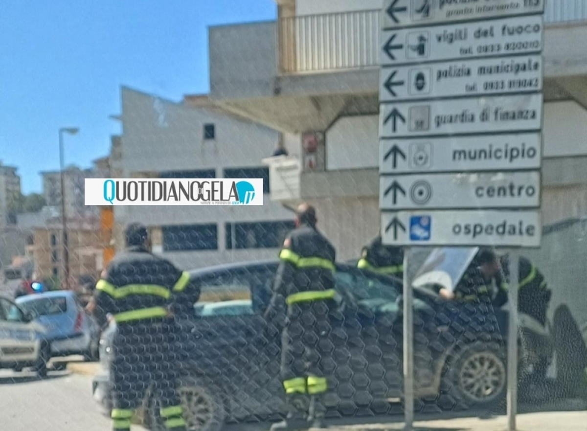 Via Venezia, auto finisce su un marciapiede - 