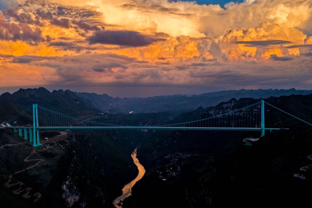 Cina, il ponte del Grand Canyon di Huajiang entra nel Guiness dei primati - 