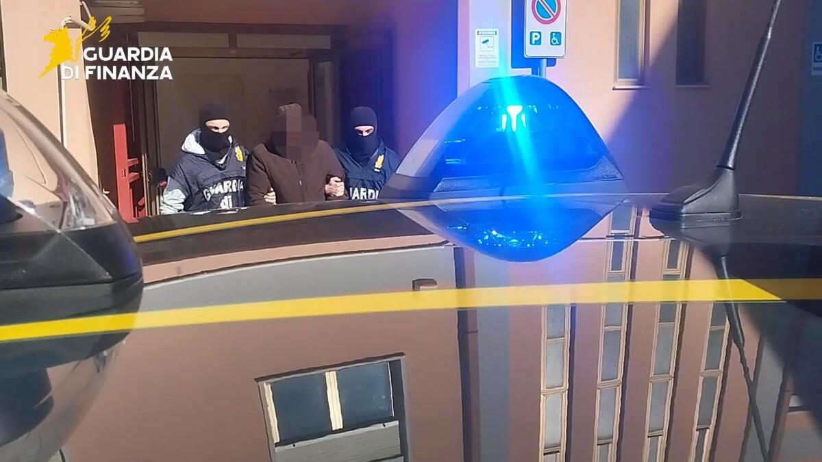 Vendevano droga sui social e spedivano in tutta Italia con base tra Caltanissetta e Napoli, due arresti - 