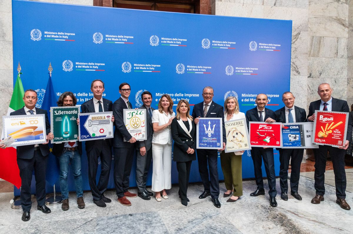 Un francobollo speciale per celebrare il centenario del Tridente Maserati - 