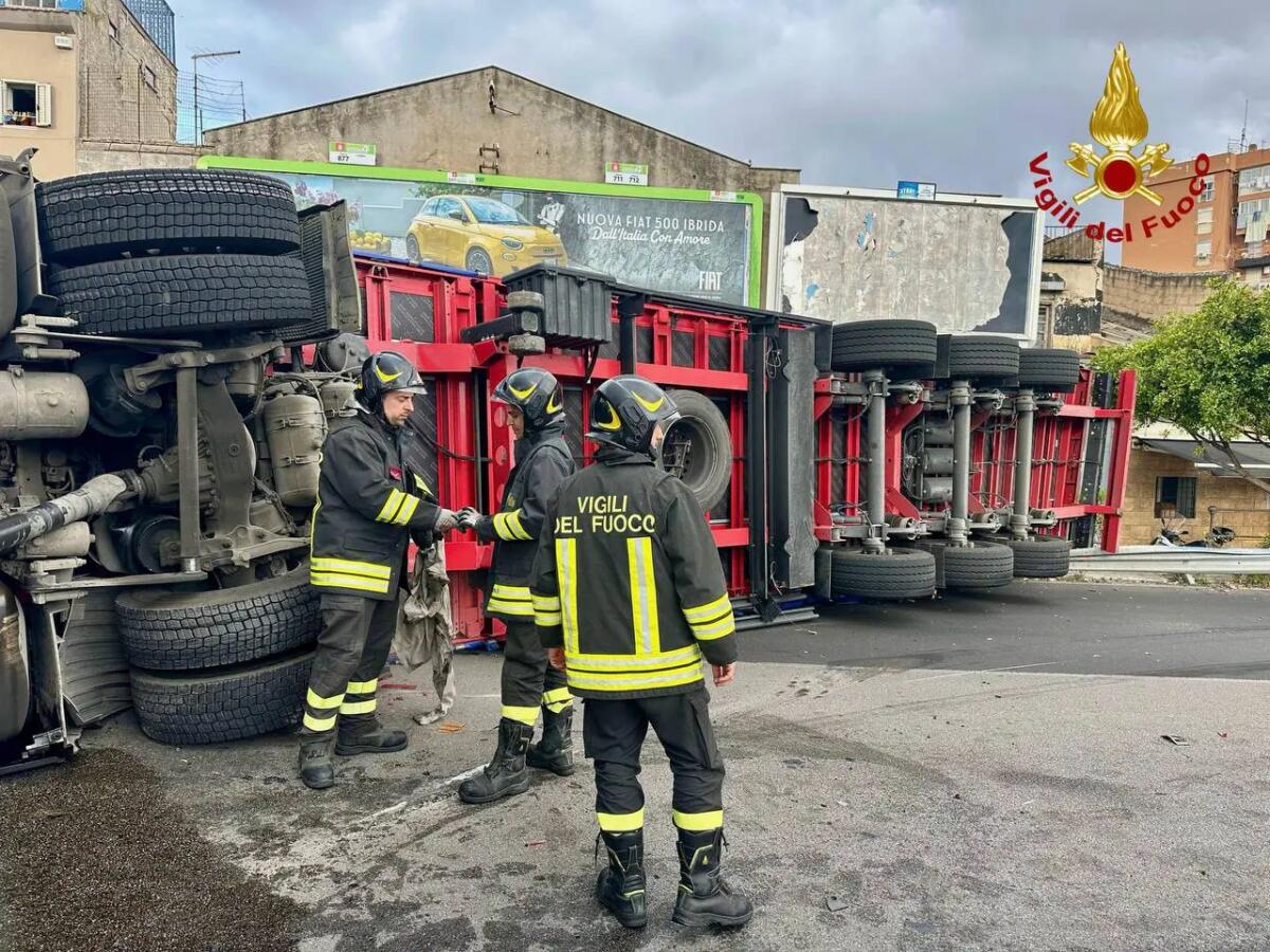 Incidente stradale a Palermo, mezzo pesante si ribalta dopo uno scontro con un’auto - 