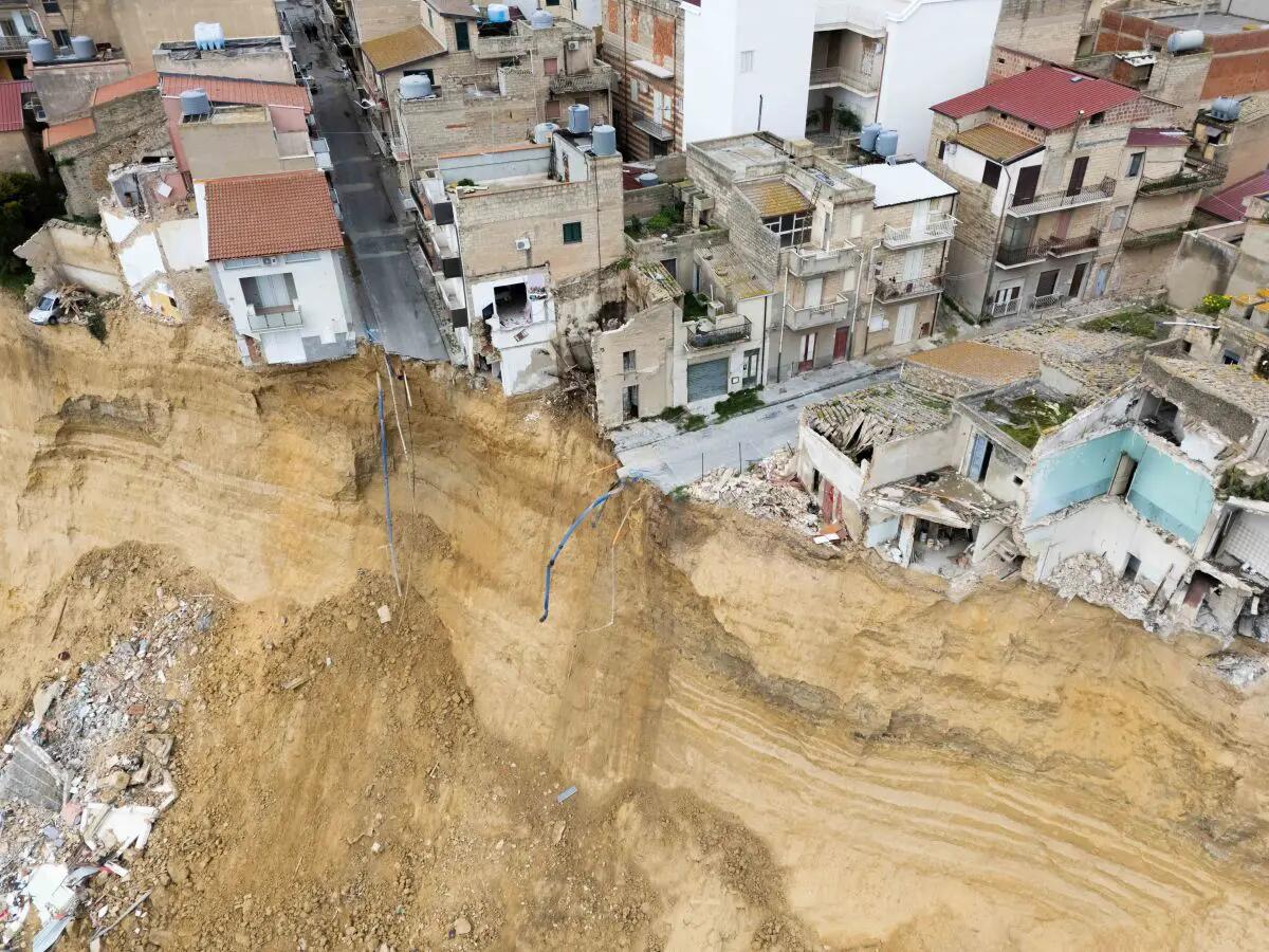 13 indagati per la frana di Niscemi, ci sono anche gli ultimi 4 presidenti della Regione Siciliana - 