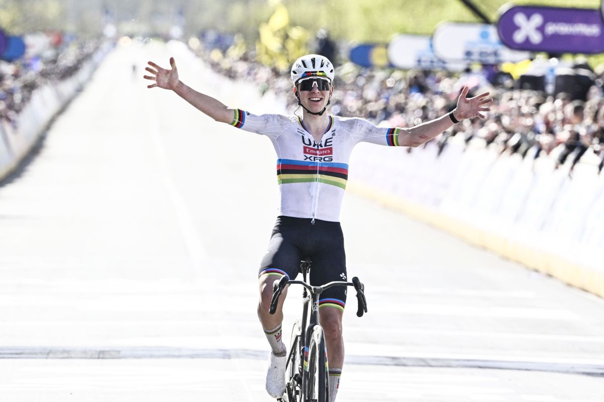 Pogacar vince il Giro delle Fiandre, Van der Poel ed Evenepoel sul podio - 