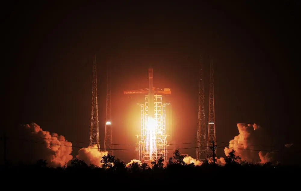 Cina, il razzo Long March-8 invia nello spazio nuovi satelliti Internet - 