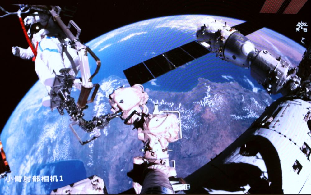 Cina, gli astronauti della Shenzhou-21 impegnati in attività extraveicolari - 