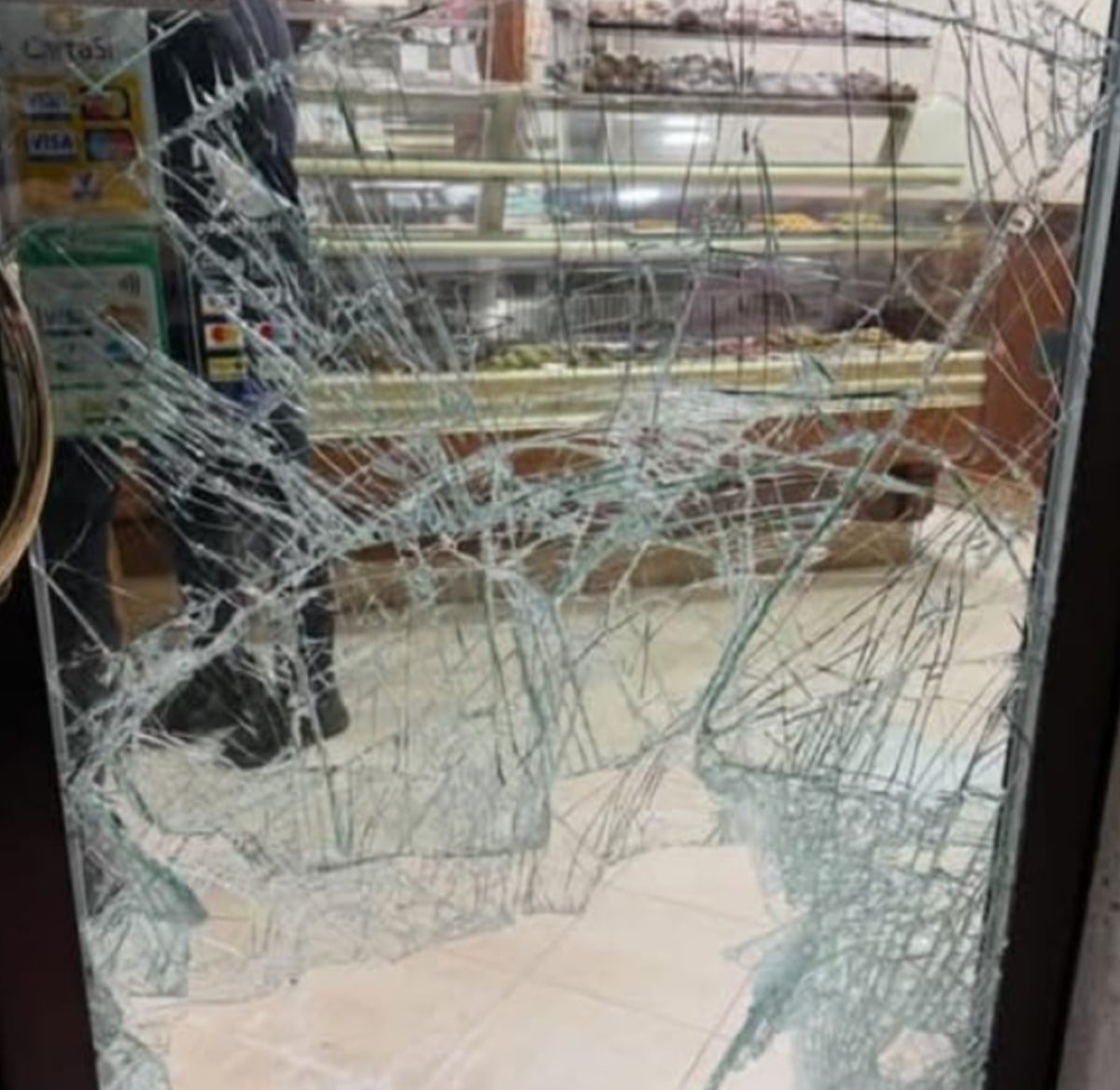 "Spaccata" in una pasticceria, titolari: "C'è paura ma andiamo avanti" - 