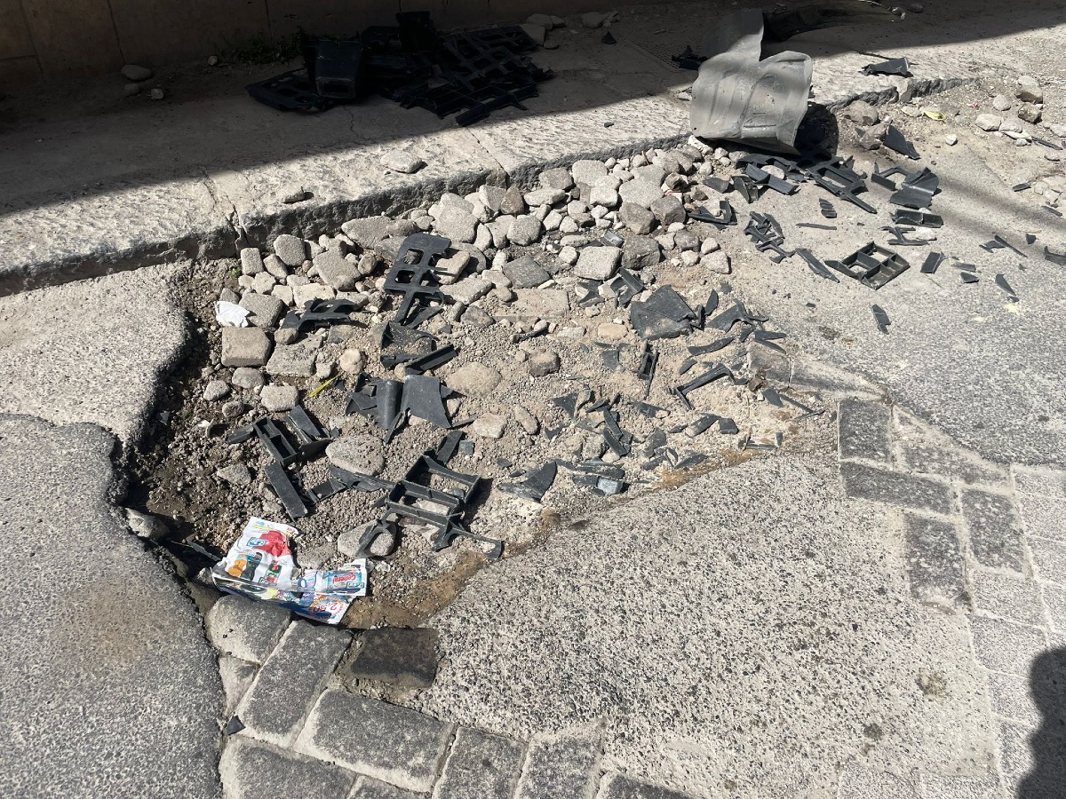 Via Pignatelli: 20 metri di strada al collasso tra buche, danni alle auto e rabbia dei commercianti - 