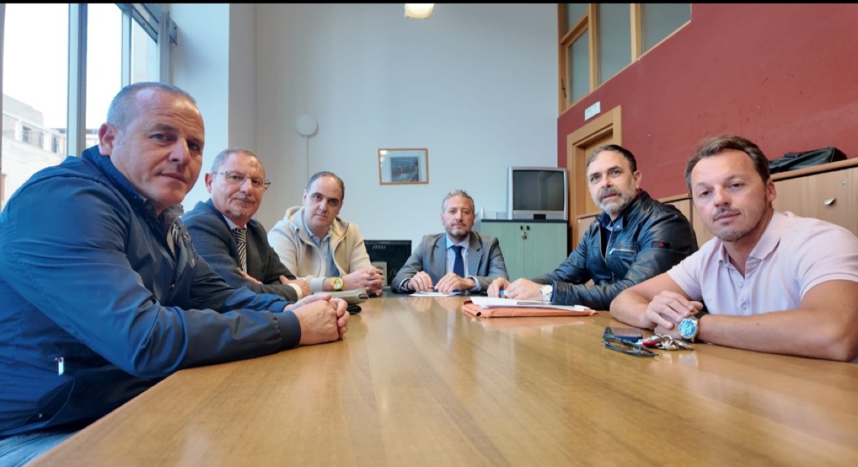 Emergenza dighe e acqua nella Piana, commissione ha ascoltato il parlamentare Scuvera  - I componenti della commissione insieme a Scuvera