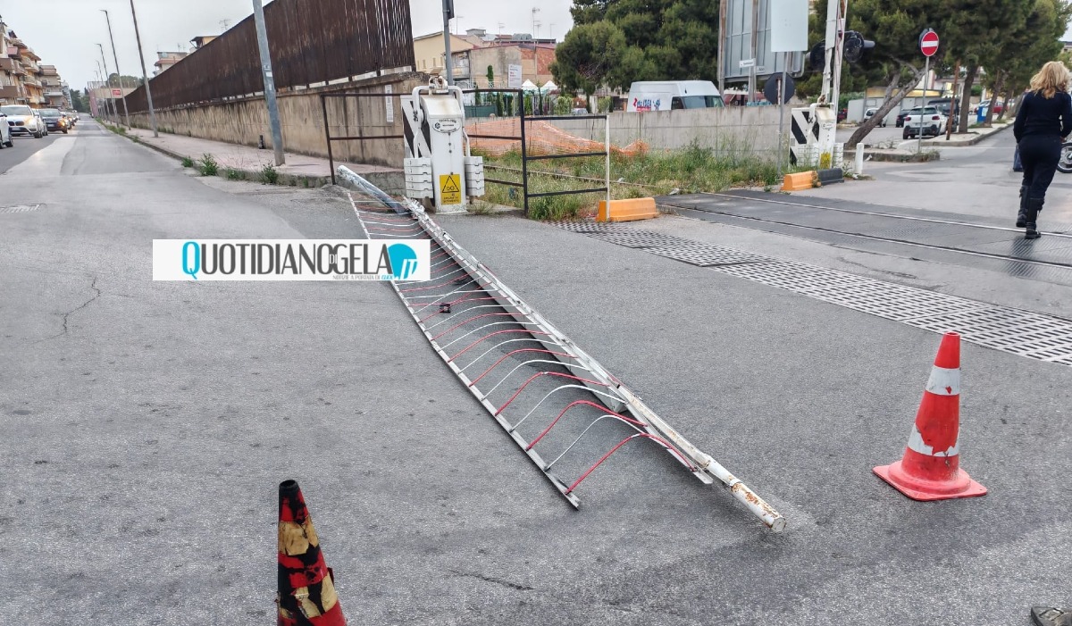 Con l'auto bloccata nel passaggio a livello di via Butera, donna ha divelto la sbarra - 