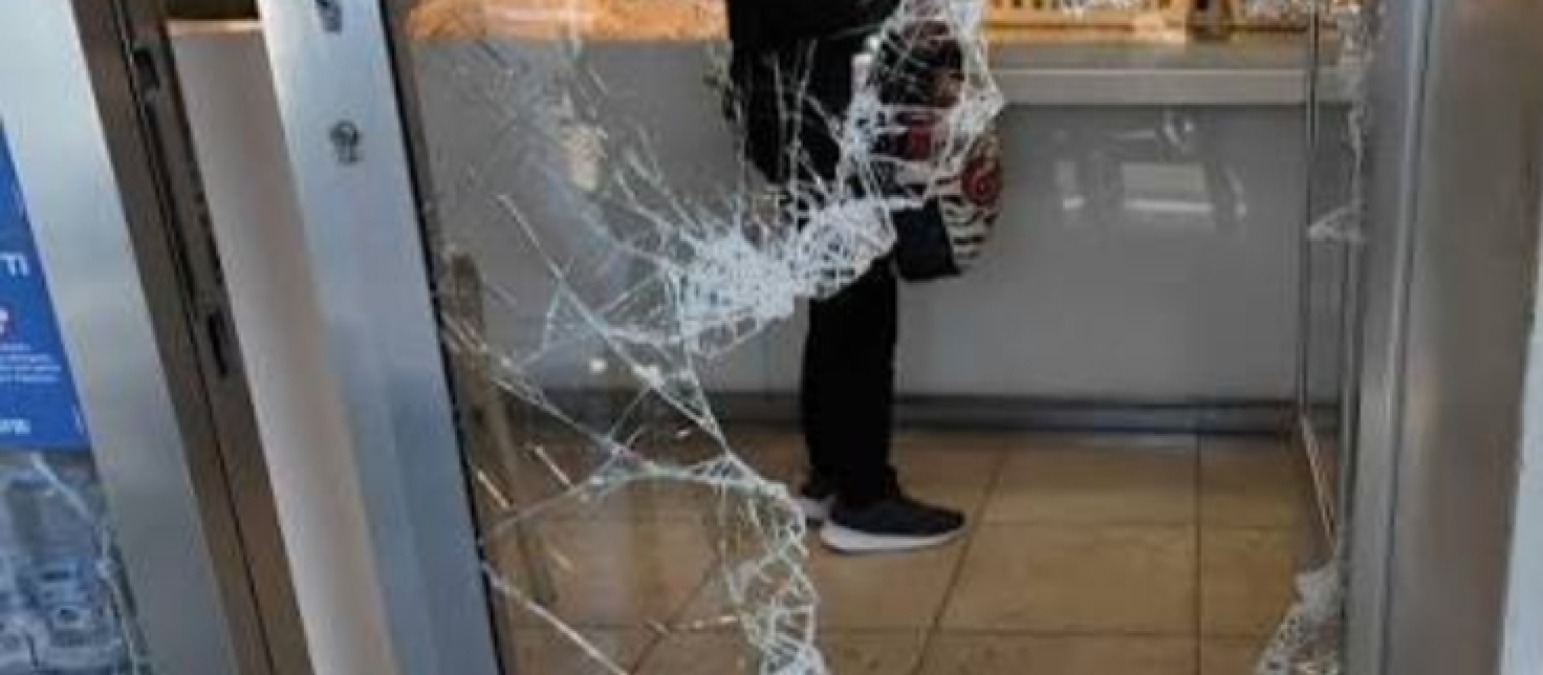 Centro storico, nella notte ancora una spaccata: danneggiato bar - 