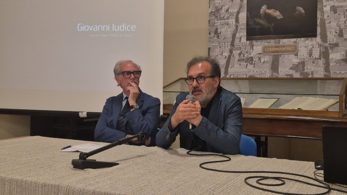 L'arte sociale di Iudice al festival "Parola per parola": le sue opere riprese da "The Artbook" - Iudice durante il festival di Belpasso