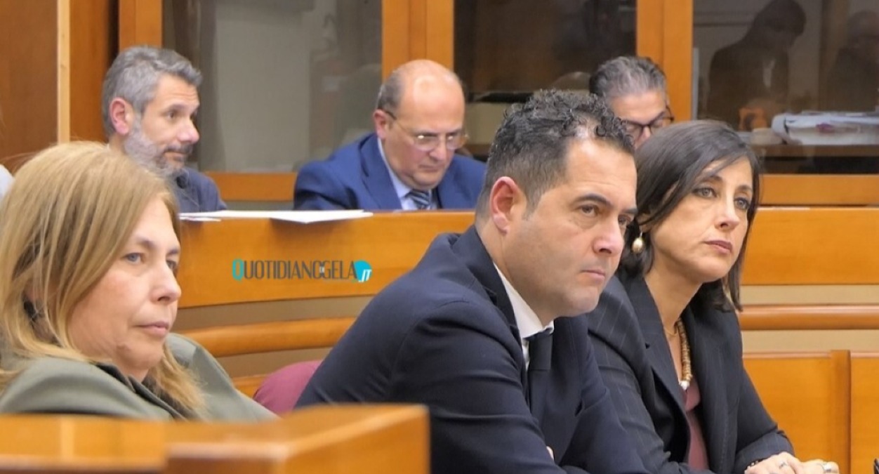 Di Stefano "verifica" i suoi alleati, chiuso vertice: vuole supporto e condivisione  - Il sindaco Di Stefano insieme agli assessori 
