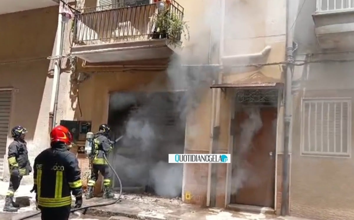 Auto elettrica in fiamme in un garage, paura in via Pirandello  - 