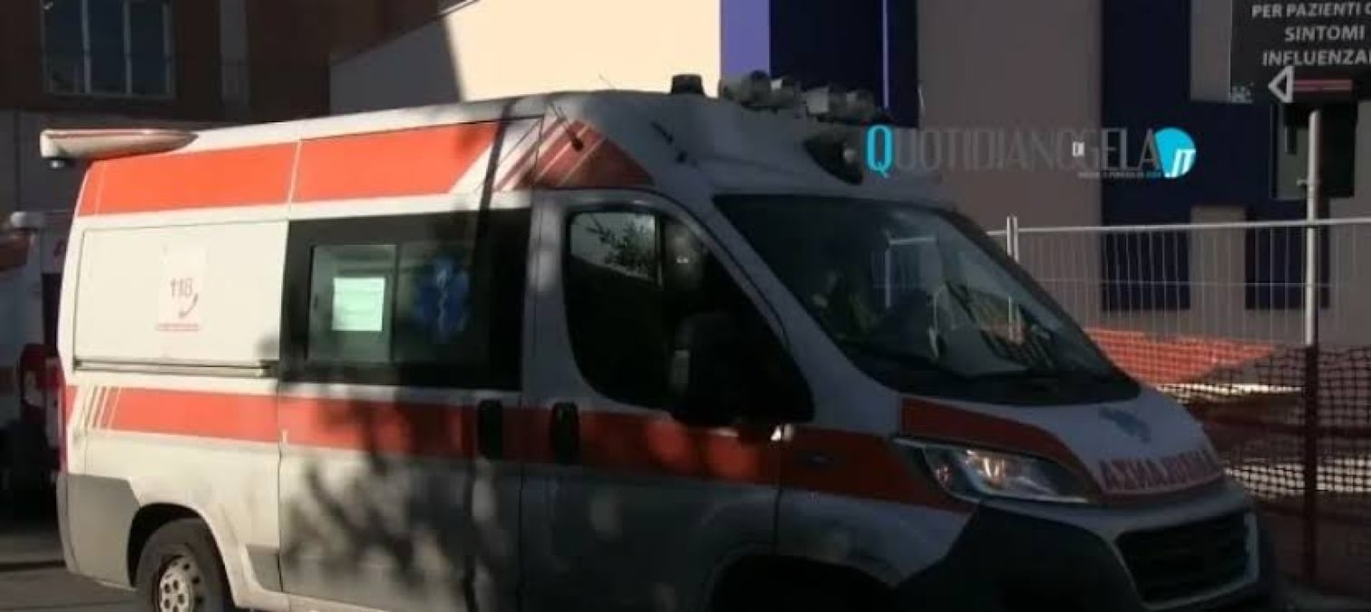 Impatto tra scooter e auto, incidente nei pressi di una stazione di servizio  - 