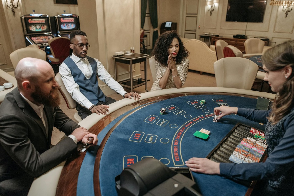 Dragonia Casino: il parere degli esperti sulla logica delle puntate nel baccarat - Source: https://www.pexels.com/photo/gamblers-sitting-around-a-gaming-table-7594305/