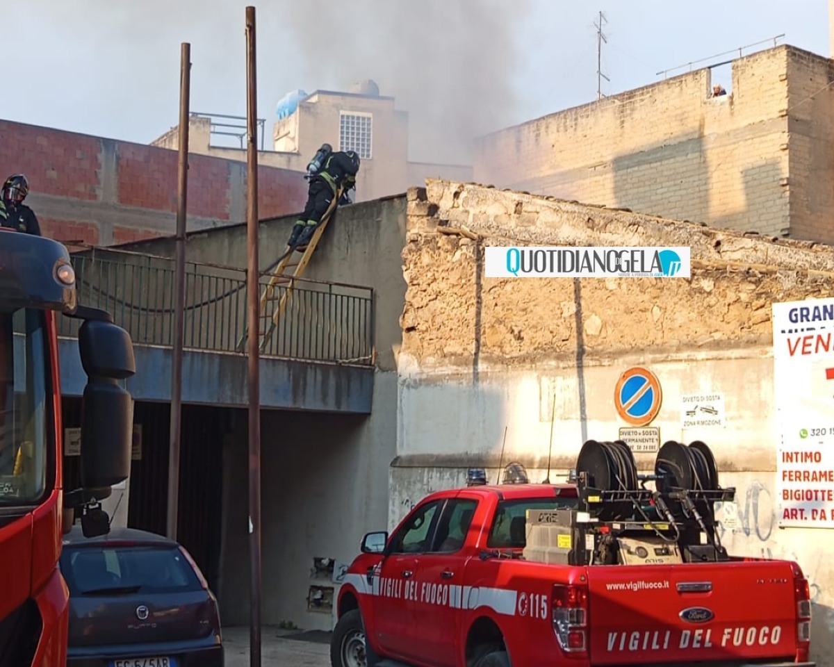 Fumo da un immobile di via Manzoni, intervenuti i vigili del fuoco  - 