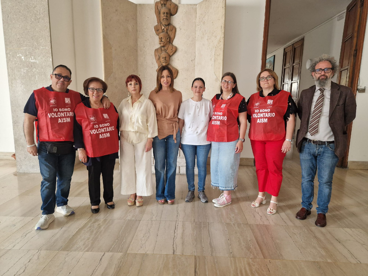 Sclerosi multipla, oggi volontari in piazza Umberto, sostegno dalla commissione - I volontari insieme ai consiglieri Cascio, Castellana e Fasciana