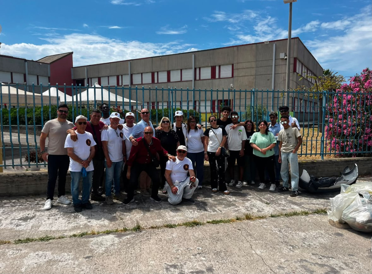Pulizia e manutenzioni ad Albani Roccella, tra i volontari i giovani migranti del Sai - 