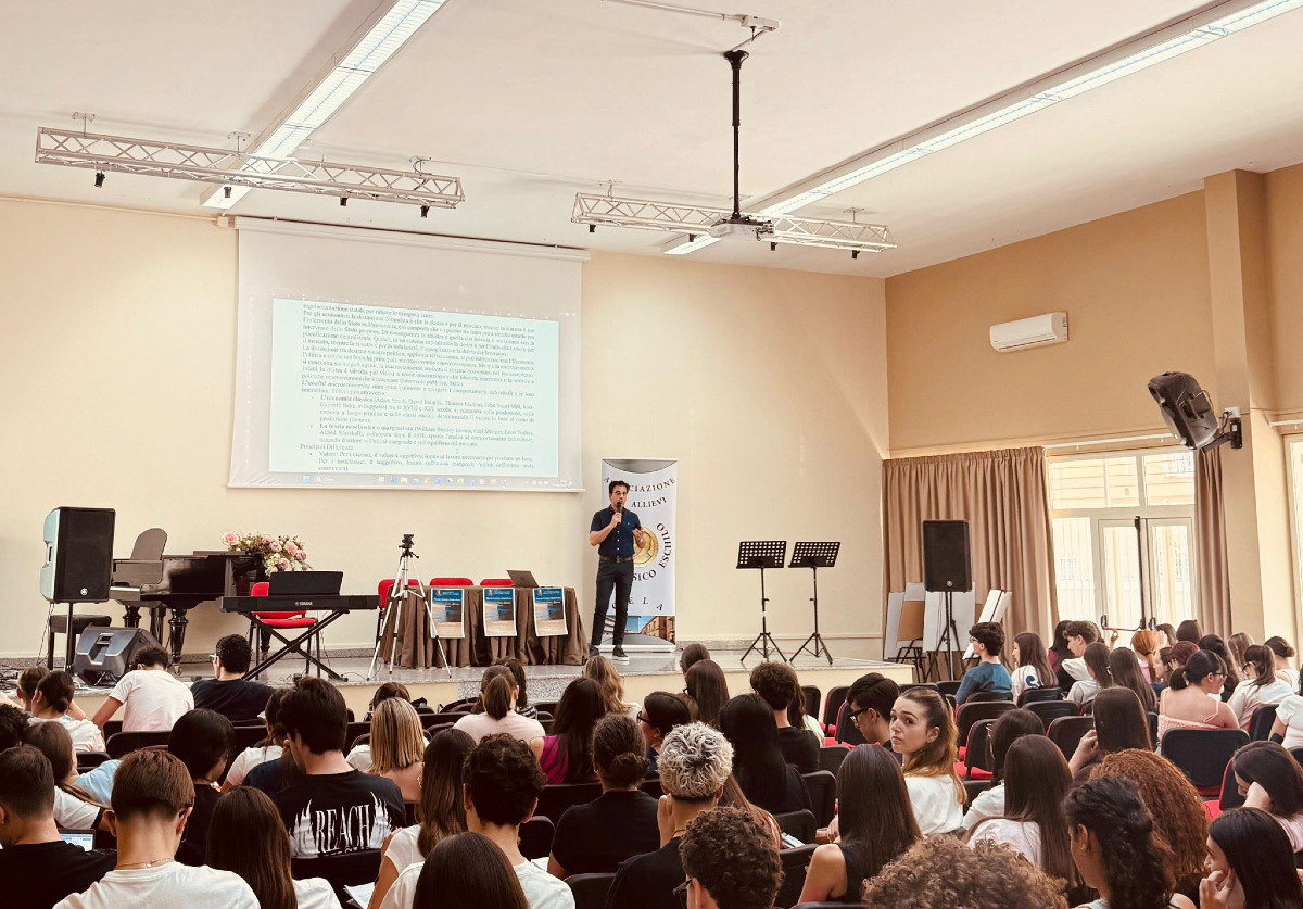 Lezione del professore Morselli ha chiuso il ciclo sull'intelligenza artificiale - Un momento della lezione di Morselli
