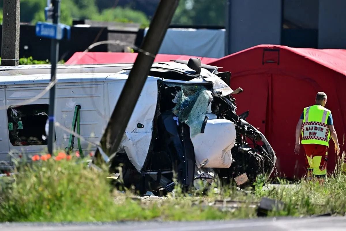 Scuolabus investito da un treno in Belgio, 4 morti tra cui due adolescenti - 