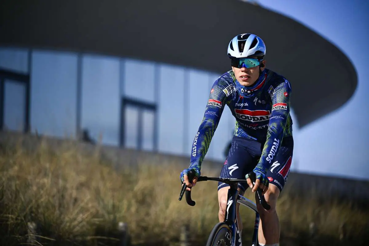 Magnier vince in volata a Burgas, è la prima maglia rosa del Giro - 