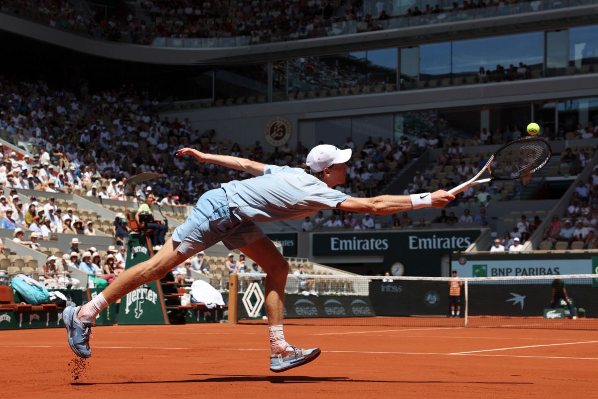 Crollo fisico per Sinner, è fuori al secondo turno del Roland Garros - 