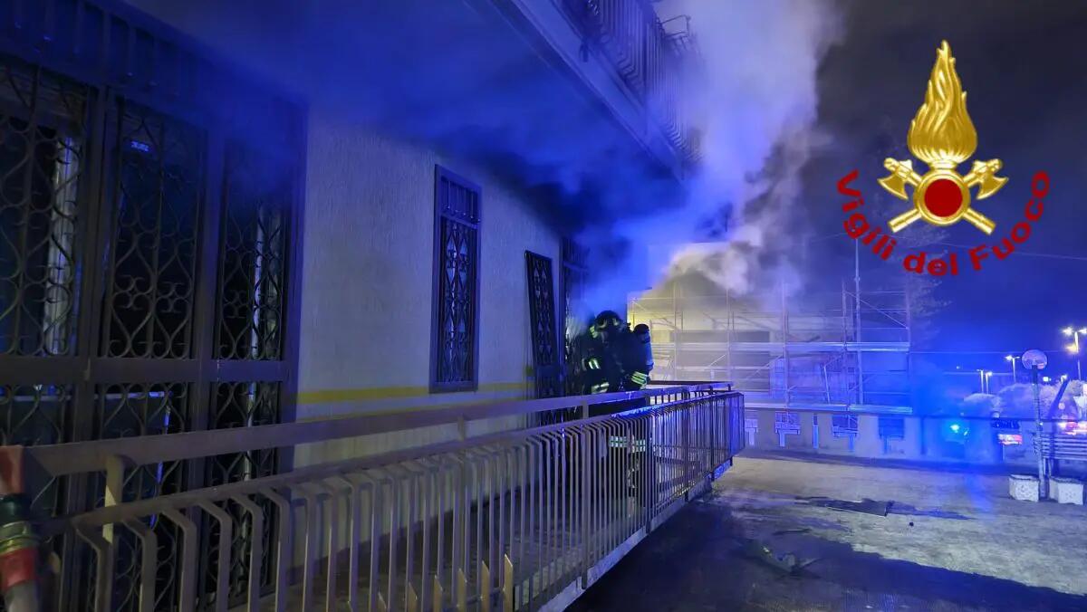 Incendio in un palazzo a Catania, due persone tratte in salvo dai Vigili del Fuoco - 