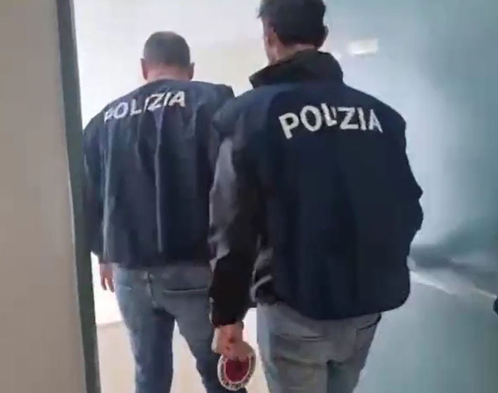 Arrestato a Lecce giovane anarchico, sequestrato manuale per ordigni - 