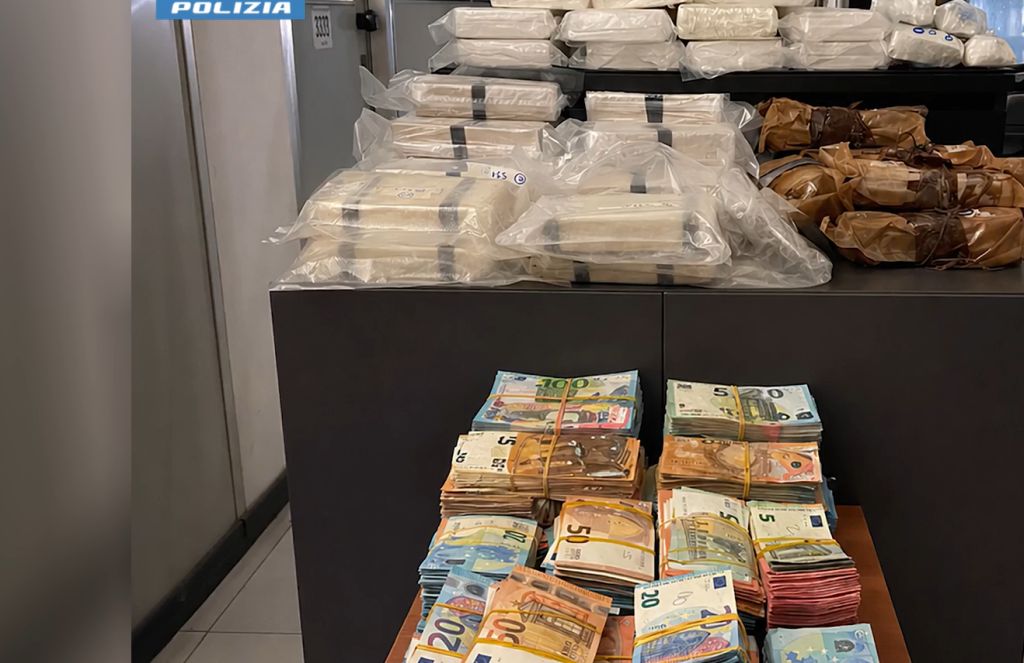 Maxi scambio tra tir e suv con sequestro di 30 Kg tra cocaina ed eroina, 2 arresti - 