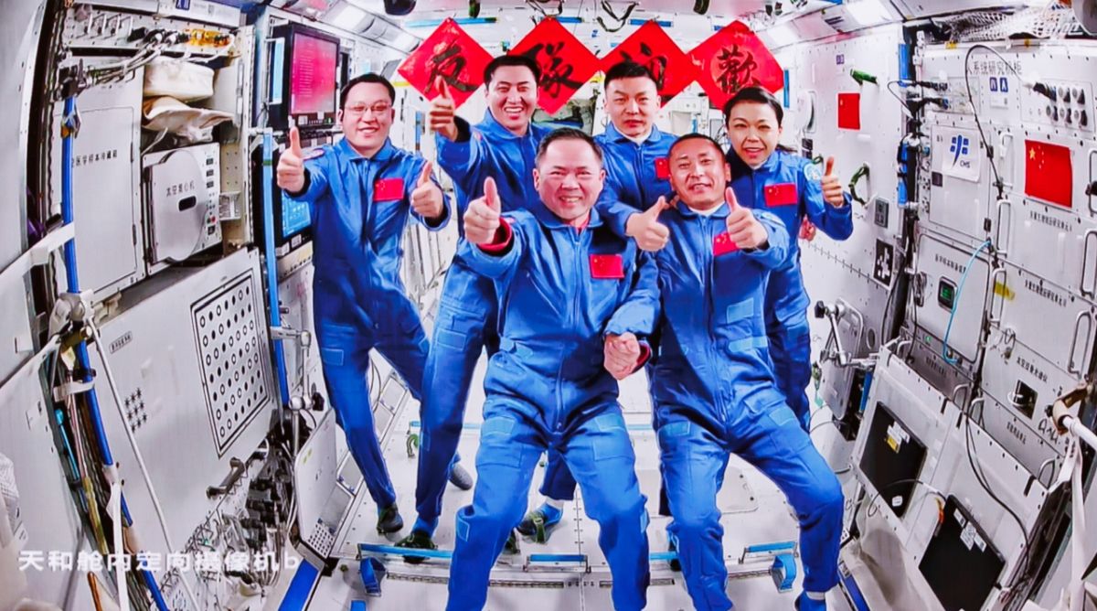 Cina, gli astronauti della Shenzhou-23 entrano nella stazione spaziale Tiangong - 