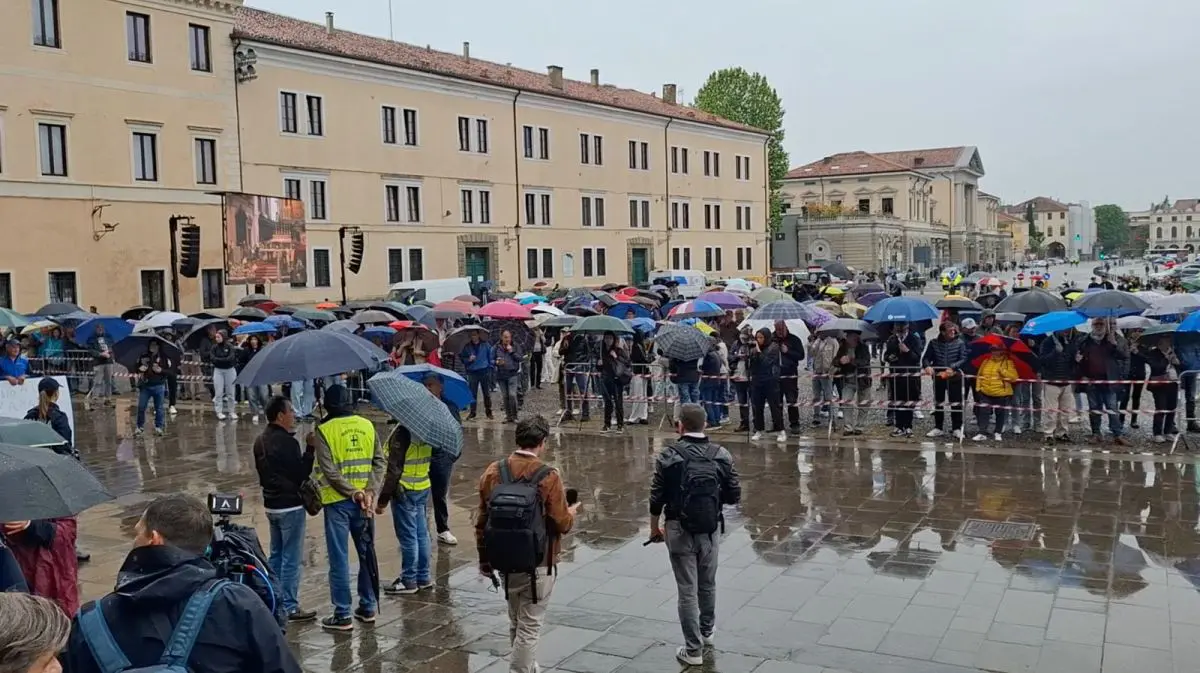 Ultimo saluto ad Alex Zanardi, in migliaia ai funerali di Padova - 