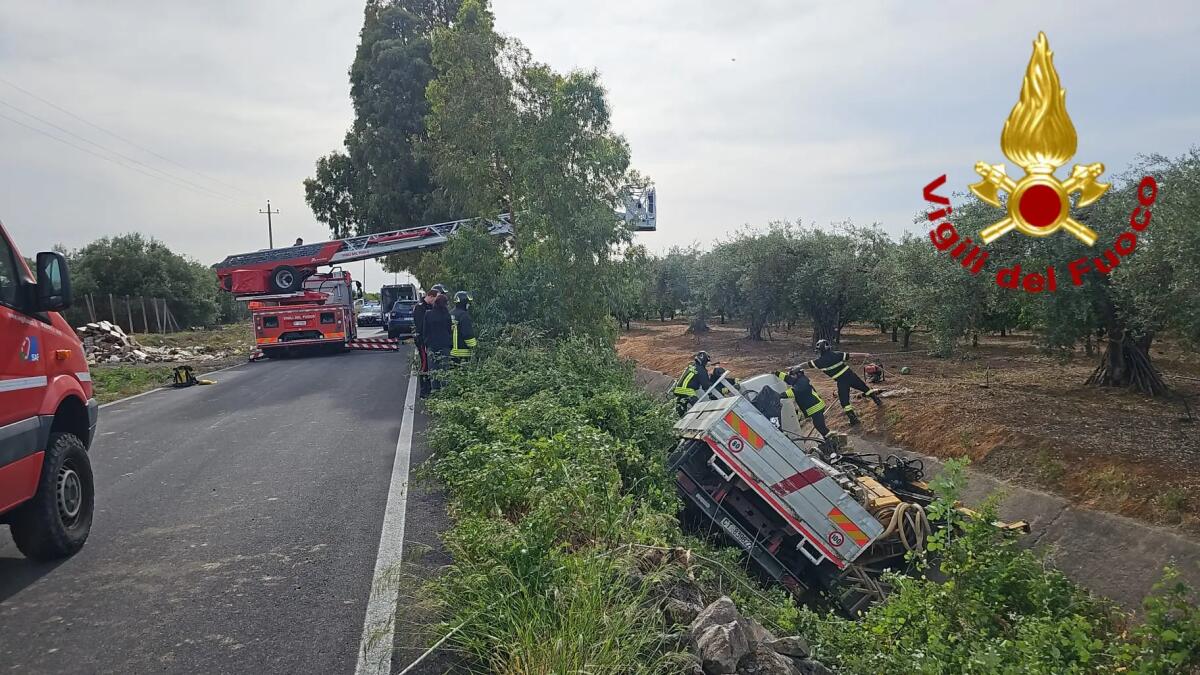 Un camion finisce in un canalone nel Catanese, ferito l’autista - 